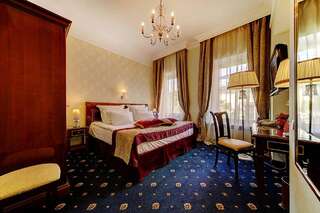 Гостиница Золотой треугольник Санкт-Петербург Улучшенный двухместный номер с 1 кроватью или 2 отдельными кроватями-1